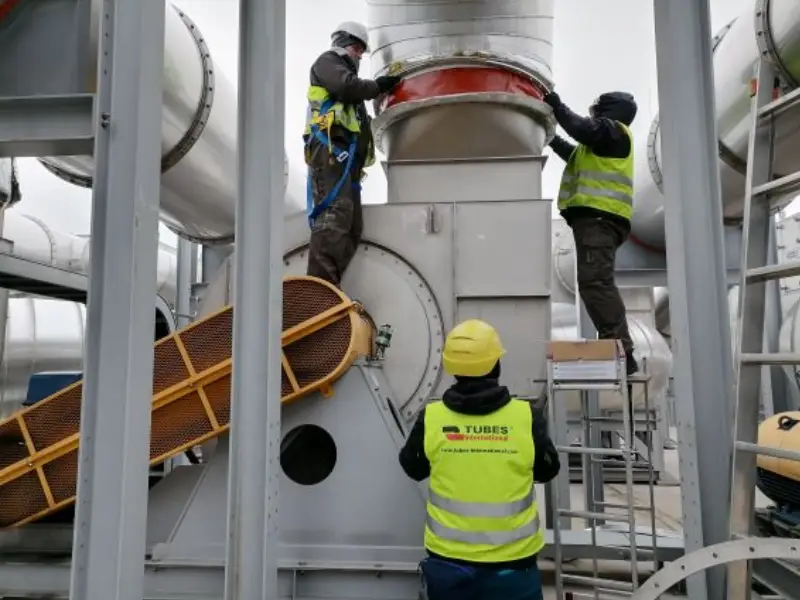 Pracovníci Tubes International během montáže kompenzátoru