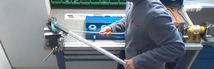 Ruční ohýbačka trubek – jednoduché a přesné ohýbání trubek v dílně i v terénu